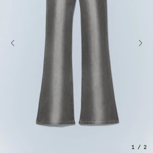 Gråa jeansbyxor från Cheap Monday - Säljer ett par gråa jeansbyxor från Cheap Monday, modell Booty. Byxorna är i bootcut och med klassisk femficksdesign. Materialet är en mix av bomull och polyester med lite elastan för stretch. Snygga gröna detaljer på knapp och etikett ger en unik touch. Jag är 160, köpte tyvärr för långa, så dessa passar en person som är lite längre än mig❤️❤️