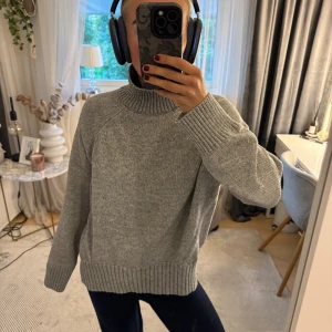 Grå stickad polotröja med ribbad kant - Säljer en oversized grå stickad polotröja med bred ribbad kant vid hals, ärmslut och nederkant. Storlek xs men passar mer s-m❣️
