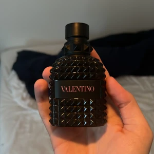 Valentino born in roma det - Valentino bir edt 50ml, ungefär 45 ml kvar, äkta såklart. Luktar gott och passar till mycket. Nypris runt 899kr mitt pris 350kr. Kontakta mig om du har frågor👍