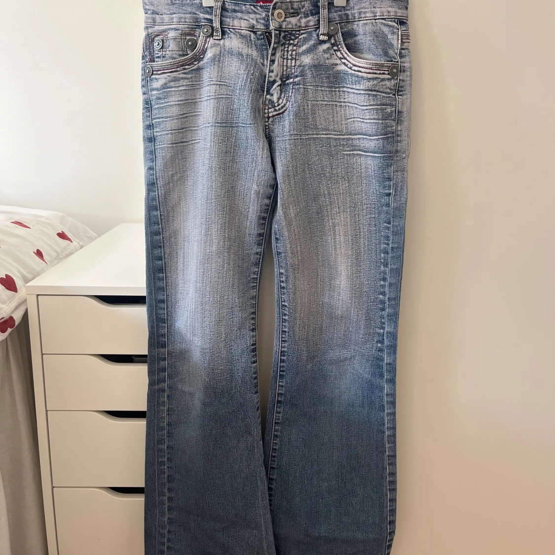 Blå bootcut jeans från Sharparrow