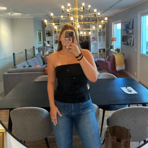 Svart tubtopp (bandeau) från Bershka🖤 - Skitsnygg topp utan ärmar från Bershka i storlek M🖤 två slitsar på sidorna😍Aldrig använd!