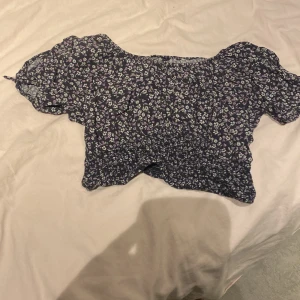 Off-shoulder  - En blommig tröja