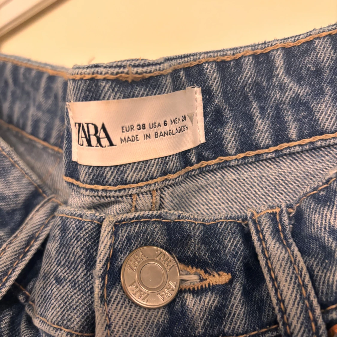 Ljusblå raka jeans från Zara - 2