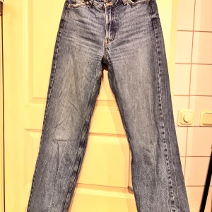 Raka blåa jeans från Bershka  - Blåa snygga raka jeans från bershka i storlek 36. De är högmidjade. Använda några gånger men inga synliga slitningar. 