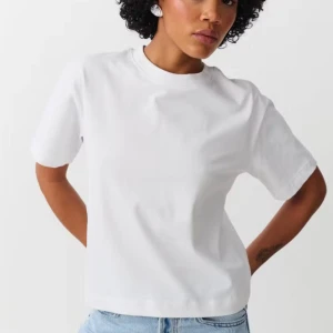 Vit T-shirt  - Använd en gång, som ny!