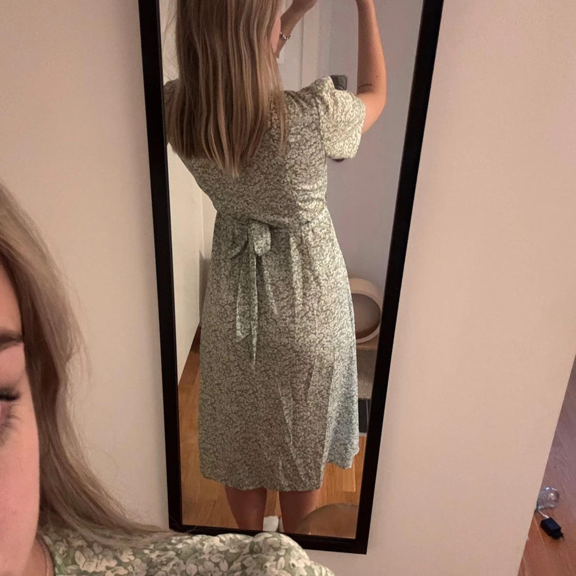 Grön blommig omlottklänning - 2