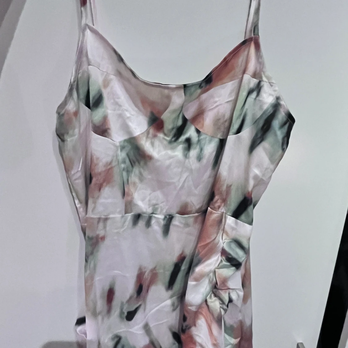 Sidenklänning med abstrakt mönster