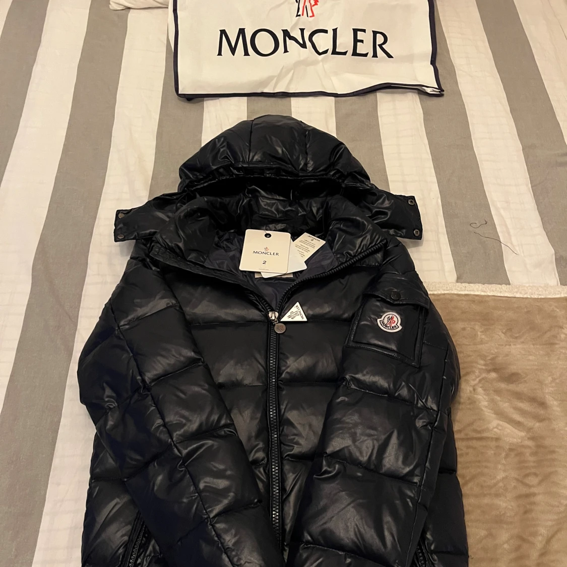 Svart Moncler pufferjacka med huva