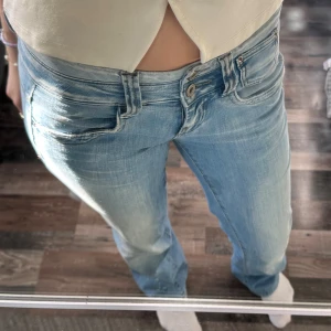 Lågmidjade jeans  - Super fina ljusblåa lågmidjade jeans, vintage men i mycket bra skick 💕 storlek 34 jag är 172 och de passar perfekt i längden. Vid intresse kan jag aktivera ”köp nu” 