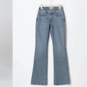 Blåa jeans  - Oklart om det är den färgen som på första bilden, men iaf den modellen pris kan diskuteras