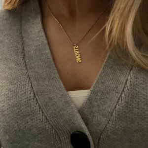 Guldigt halsband från Ioaku - Snyggt halsband i guldton från Ioaku med texten STRONG. Perfekt accessoar. Säljer då ja inte längre än guldperson💕Inget tecken på användning. Nypris 200kr