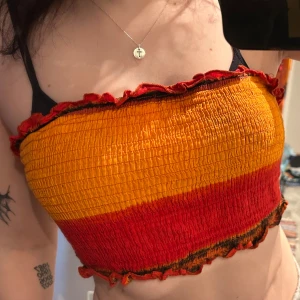 Tubtopp  - Jättefin orange/röd tubtopp med volanger upptill och nedtill. Perfekt till fest och vardagen. Storlek M men passar även S lika bra💕