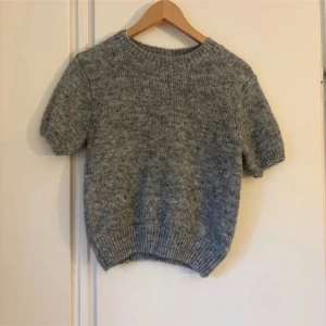 Stickad tröja  - Kortärmad stickad tröja ifrån Gina tricot storlek s 