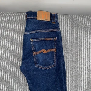 Nudie jeans - Skit snygga nudie jeans med fina design på bak fickan, väldigt bra kondition med en skinny/slim fit. Hör av er vid frågor!