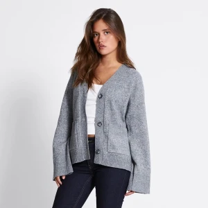 Grå kofta - Mysig grå kofta, aldrig använd så har prislapp kvar. Nypris är 200kr. Om du har någon fundering eller bud så skriv privat! 💓🫰🏼