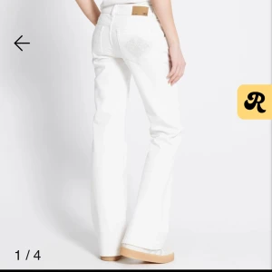 Vita bootcut jeans - Snygga vita jeans från lager 157 med bootcut passform. Klassisk femficksdesign och broderad detalj på bakfickan. Jeansen har hög midja och är tillverkade i slitstarkt bomullsmaterial. Perfekta för dig som gillar en clean och fräsch look.