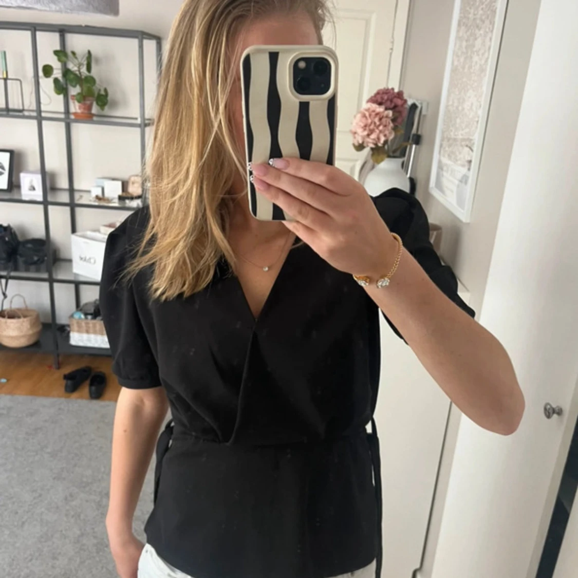 Svart omlottblus med puffärm - 1