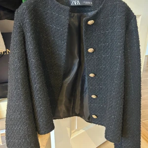 Svart Blazer från Zara - Säljer en super söt blazer från Zara, använd ett fåtal gånger💗