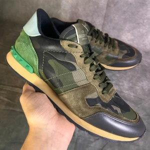 Valentino rockrunners  - Mycket fint skick | Size 43  | fraktar spårbart inom 24 timmar |  för att köpa klicka ” köp nu” | vid frågor skriv ett meddelande |