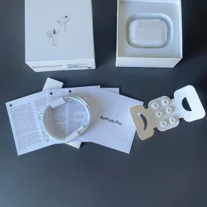 AirPods Pro (2nd generation) - Säljer ett par AirPods Pro (2nd generation) med originalförpackning, laddningskabel, extra öronkuddar och manualer. Allt ser ut att vara i nyskick utan synligt slitage. Aktiv brusreducering, MagSafe-kompatibel och USB-C laddning. Perfekt för musik och samtal.