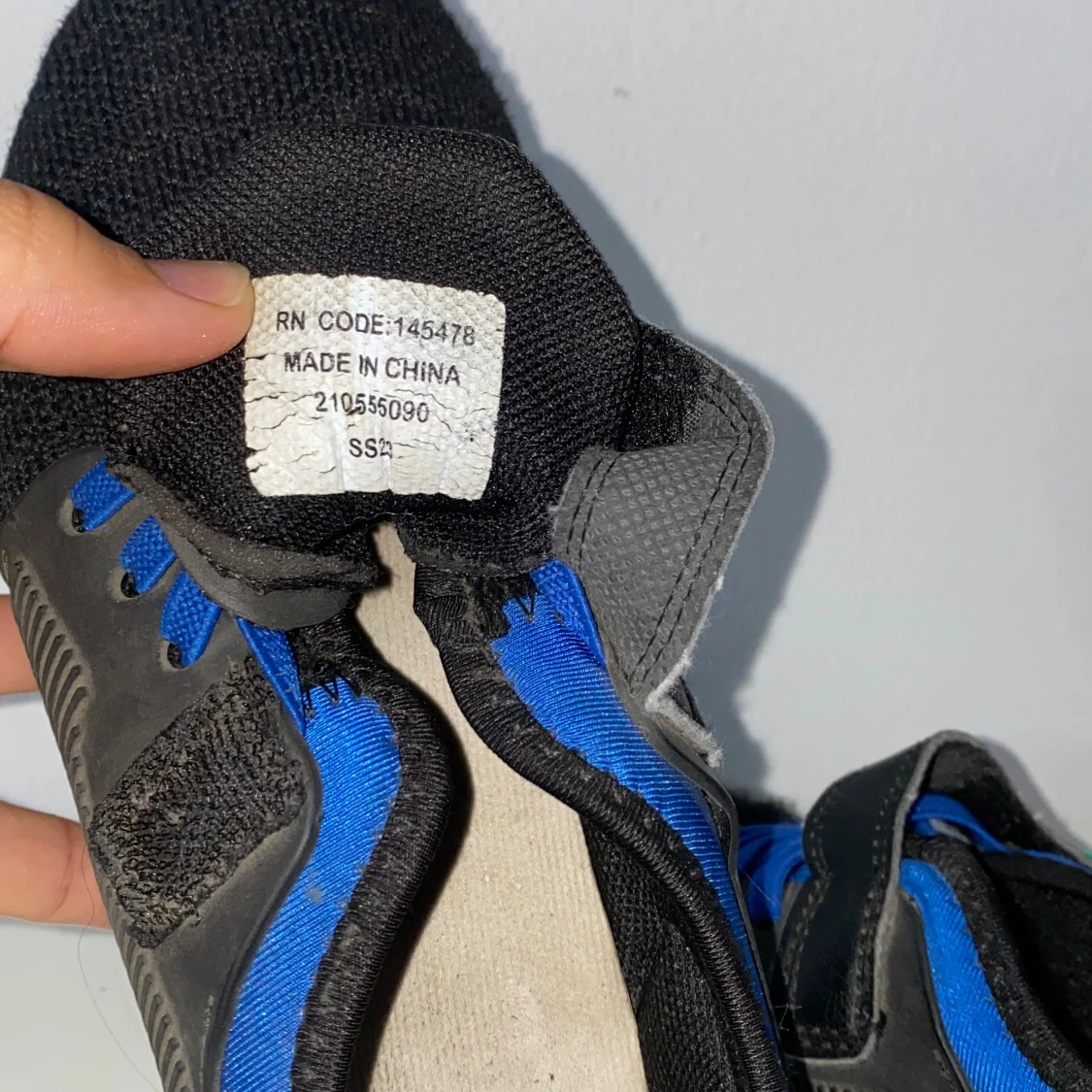 Svarta sneakers med blå detaljer - 4