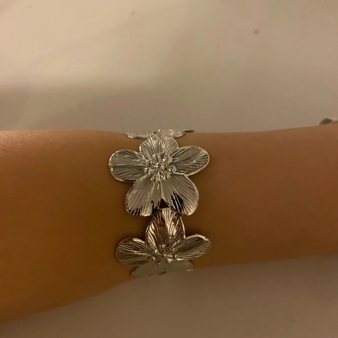 Silverfärgat armband med blommor