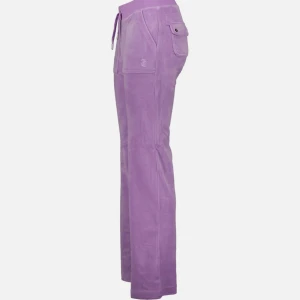 Lila juicy byxor  - säljer mina lila juicy byxor. Dom är köpta 2023 från plick, dock inte så använda för när jag fick dom var dom för stora. Dom är lite slitna längst ner men inget man tänker på💗Pris cirka 400 kan sänka ❣️