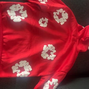Röd hoodie från Denim Tears med blommor - Säljer en röd hoodie från Denim Tears. Helt ny oanvänd storlek S, en unik tröja. 