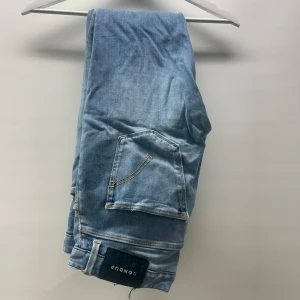 LIMITED EDITION DONDUP JEANS - Säljer ett par skitsnygga ljusblåa limited edition Dondup jeans, perfekta inför hösten! Storlek w30 i bra skick generellt förutom att högra ficka är söndrig. Går att fixa för den händige. Mobil och plånbok går o ha i fickan bara de att hålet är i mitten av fickan. Skriv om ni har fler frågor😃 gå in och kolla min profil. Säljer allt möjligt från garderoben.