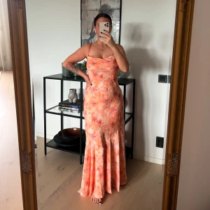 Adoore klänning - Storlek 42 men passar mig som har 36/38 i vanliga fall. Helt oanvänd. Endast testad.