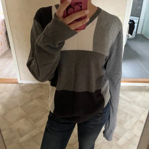 vintage stickad tröja - stickad tröja i bomull! passar nog frän S-L! finns fläckar pà framsidan och armen men har inte testat att tvätta den🤎