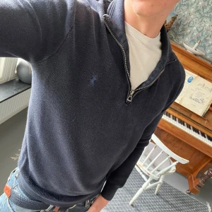 Ralph Lauren halv zip - Halv Zip tröja från Ralph Lauren🙌🏼 | Bra skick | Storlek S men kan även passa M | Hör av dig vid minsta fråga😁