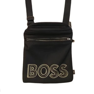 Svart axelväska från BOSS - Snygg svart axelväska från BOSS med justerbar rem och dragkedja framtill. Väskan har ett stilrent tryck med BOSS-loggan i gult och vitt samt ett rymligt huvudfack. Tillverkad i slitstark polyester, perfekt för att bära dina viktigaste grejer.