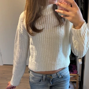 Stickad polotröja - Säljer en vit stickad polotröja från H&M i storlek XS, superfin till hösten och vintern❤️ 