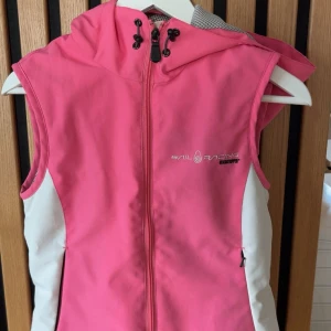 Väst - Vindtät väst från sail racing som endast är använd ett fåtal gånger.