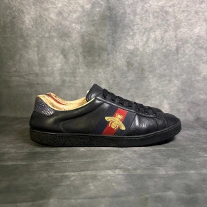 Gucci ace bee sneakers - Mycket fint skick | Size uk 9,5 vilket passar 43/44| fraktar spårbart inom 24 timmar |  för att köpa klicka ” köp nu” | vid frågor skriv ett meddelande |