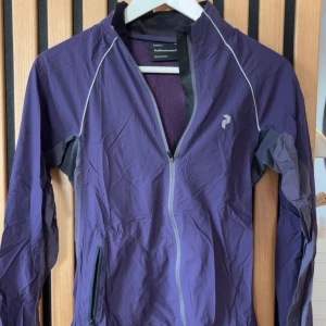  Vindjacka Peak Performance - Lila vindjacka från Peak Performance