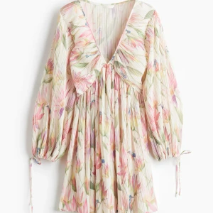 Blommig plisserad kortklänning - Super snygg plisserad blommig klänning från H&M som är slutsåld, helt ny💕