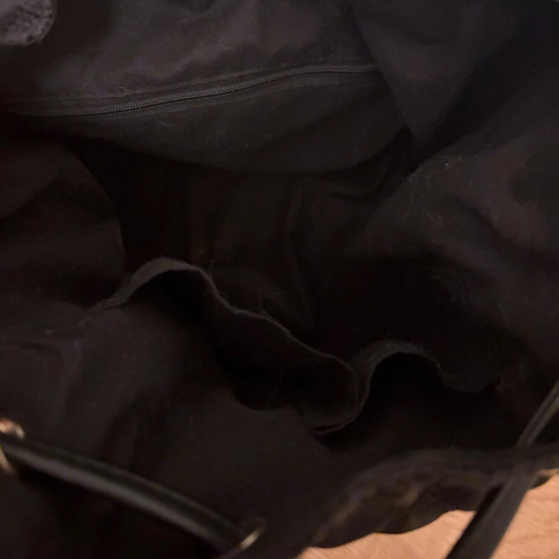 Svart ryggsäck med gulddetaljer - 3