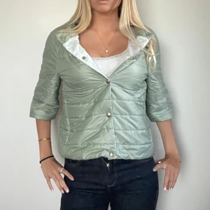 Grön Herno liknande jacka - FÖLJ FÖR LIKNANDE💕 fin Herno liknande jacka  Perfekt nu i höst och iperfekt skick. Storlek S. Tryck köp nu! TK-0045