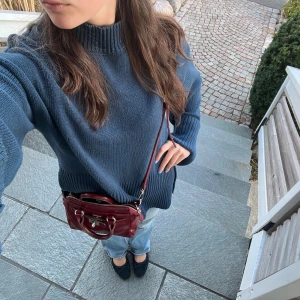 Blå stickad tröja från NA-KD - Säljer en snygg blå stickad tröja från NA-KD. Tröjan har en loose passform med långa ärmar, ribbade detaljer vid ärmslut och nederkant och slit vid nederkanten. Perfekt för kyliga dagar! 💙