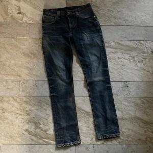 Nudie jeans  - Feta Nudie jeans i den populära modellen Grim Tim! Jeansen är i fint skick och har fått snygga fades! St 30/32! Hör av dig vid ytterligare frågor! Mvh Henry 