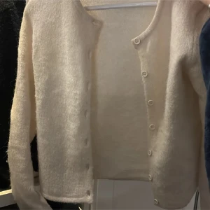 vit kofta - vit stickad kofta från Gina Tricot i storlek xs. använd två gånger! 