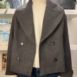 Kappa - Vi säljer denna trendiga och fina kappan i mycket fint skick! Storlek M men passar både mindre och större storlek. 