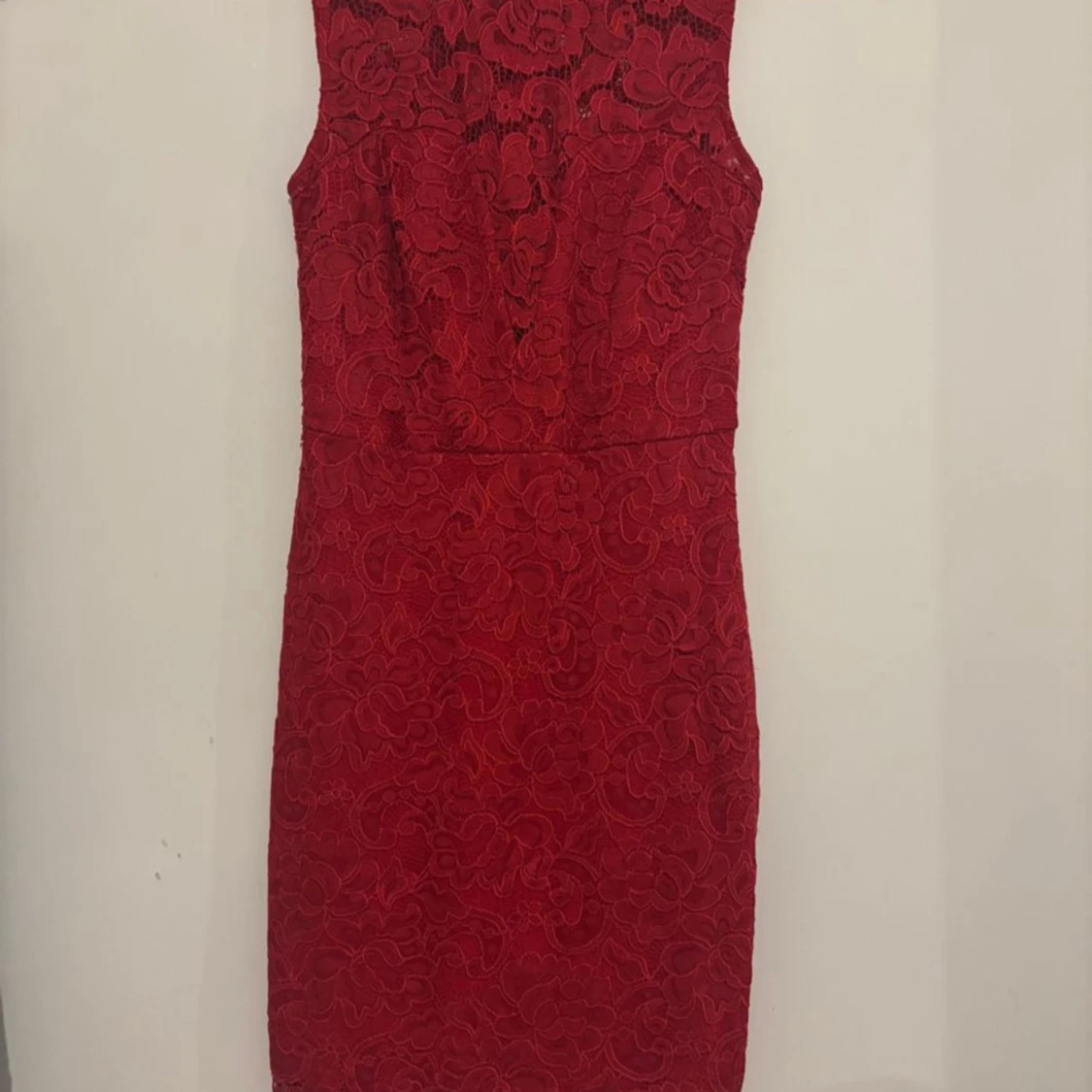 Röd spetsklänning med blommönster