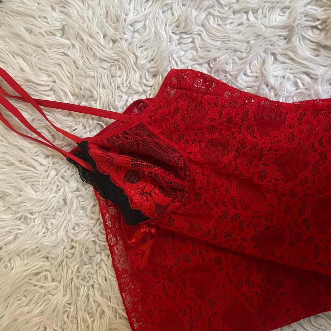 Röd spetsig nattlinne med svarta detaljer - 3