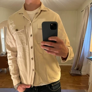 Les Deux Overshirt beige  - Säljer denna sjukt snygga Overshirten från Les Deux⭐️ Färgen är beige och storleken är M✅ Den har inga defekter och skicket är utomordentligt🙌🤝 Sjukt najs passform och passar perfekt till hösten🍁🙌 Tveka inte på att höra av er dig vid minsta fråga eller fundering😊