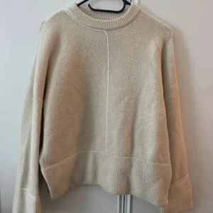 Populär stickad tröja från Zara  - En stickad och populär tjocktröja från Zara i storlek Xs , aldrig använd och säljs ej längre därav i nyskick och passar även S 😙💗💗