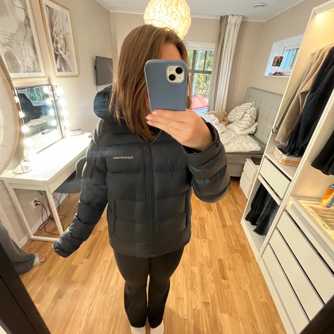 Svart pufferjacka från Peak Performance