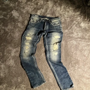 Jeans med slitningar - Säljer ett par otroligt feta jeans med unika slitningar. Hör av er vid frågor 
